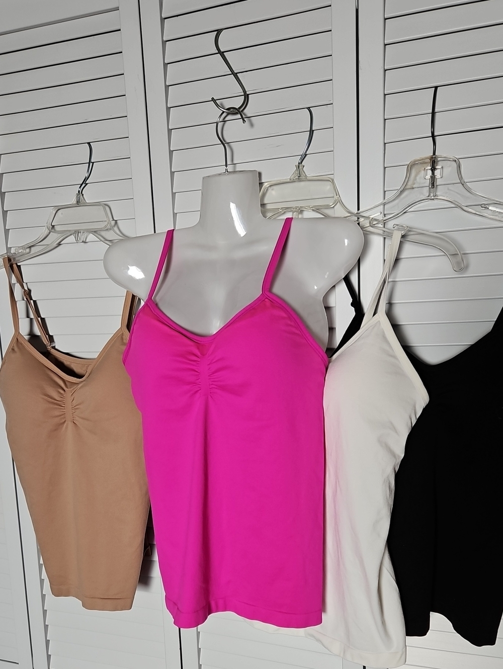 NWOT Ambrielle molded seamless camisole tank top SZ M